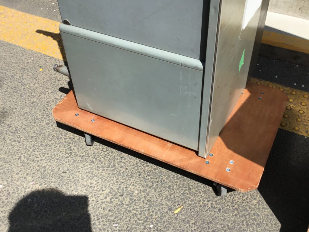 台車でテーブルを運ぶ