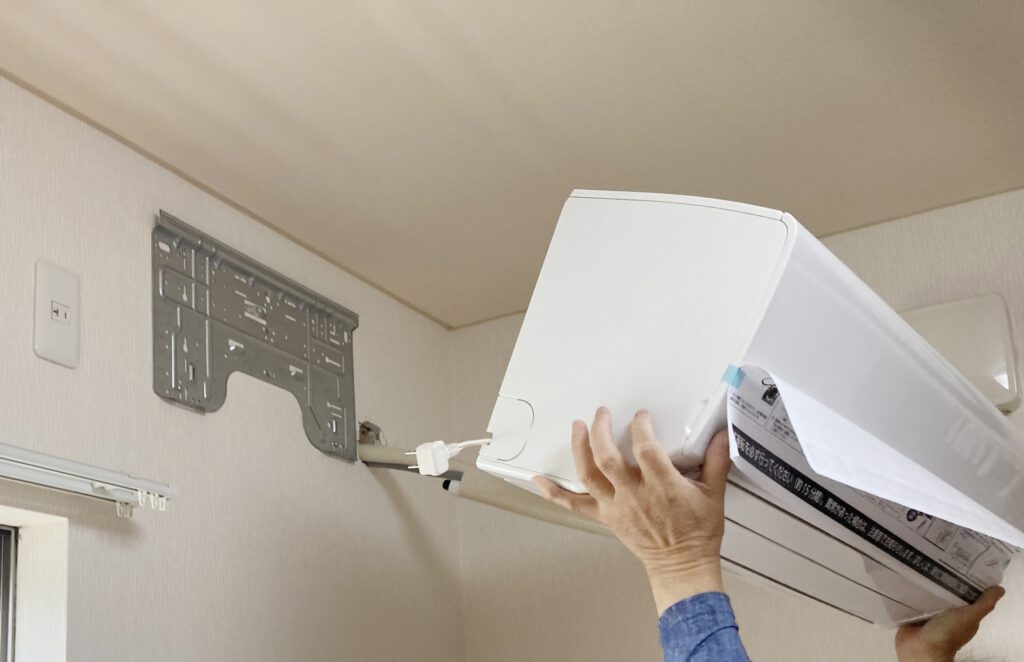 作業員がエアコンを新設する