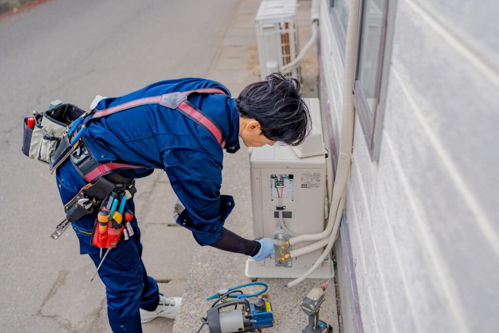 室外機を工事する作業員