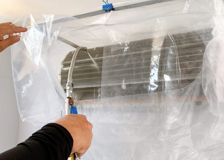 作業員がエアコンクリーニングを行っている