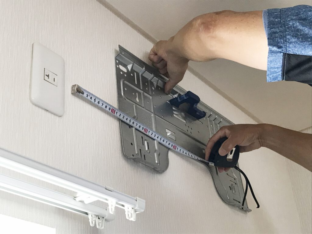 作業員がエアコンを新設する