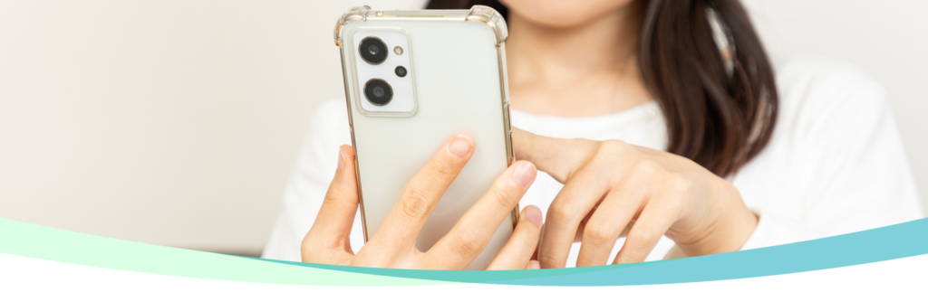 スマホ申し込みをする女性