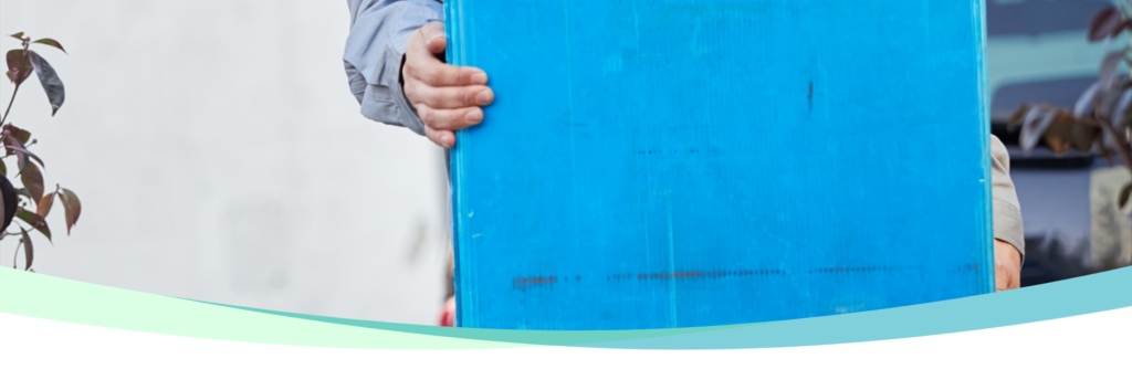 作業員が荷物を運搬する様子