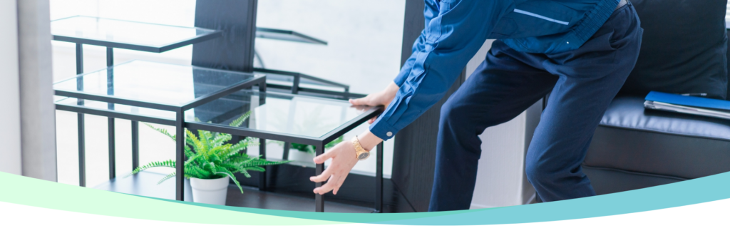 ガラス棚を運搬する作業員