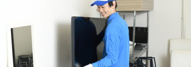 作業員がテレビを運ぶ