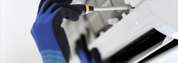 エアコンを点検する作業員