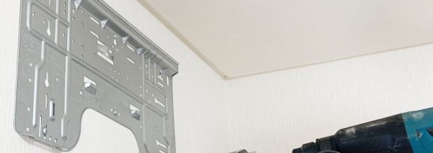 作業員がエアコンを新設する