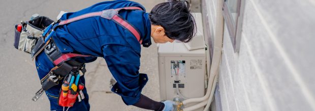 室外機を工事する作業員