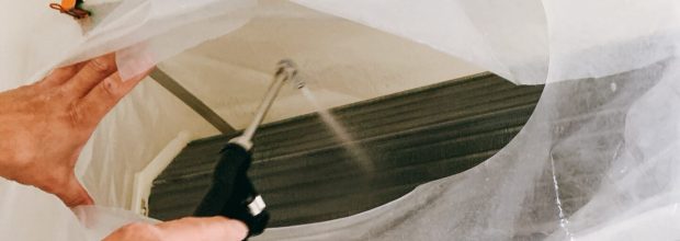 作業員がエアコンクリーニングを行っている